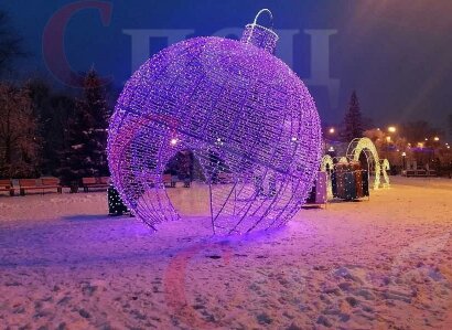 Благоустройство аллеи. Пример благоустройства города Абакан Арка "Елочный шар"